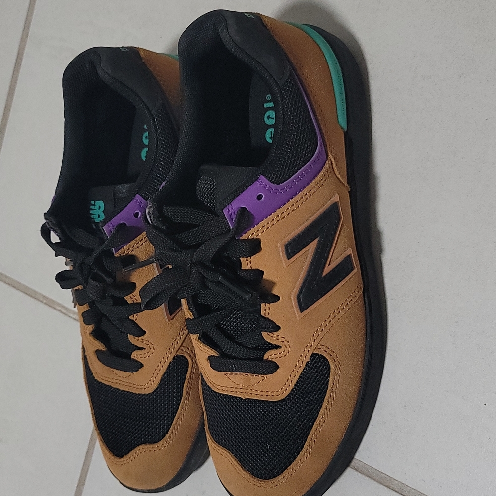 New Balance - Picture 2 of 4